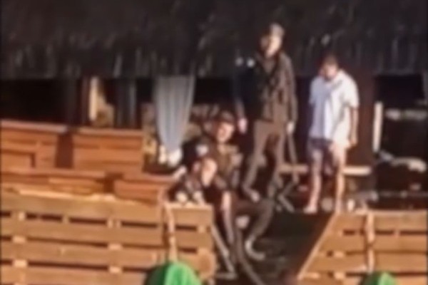 Policiais militares e homens armados na mansão localizada na Ilha Comprida, em Angra dos Reis (RJ), que virou alvo de uma disputa envolvendo Willer Tomaz, amigo de Flávio Bolsonaro.