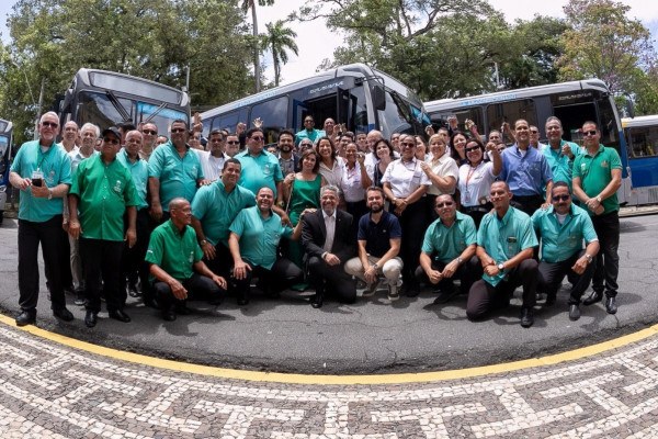 Sindicato dos Rodoviários de Pernambuco (SINTRO-PE) posam para foto ao lado da governadora Raquel Lyra