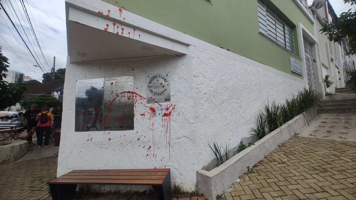 Placa de homenagem ao Clube da Esquina no bairro Santa Tereza é alvo de vandalismo com tinta vermelha/Maria Lúcia Passos/EM/DA Press