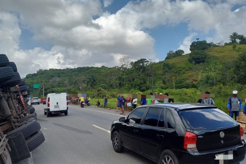 A carga de biscoito ficou espalhada pela pista e populares iniciaram o saque dos produtos/Foto: Divulgação/PRF