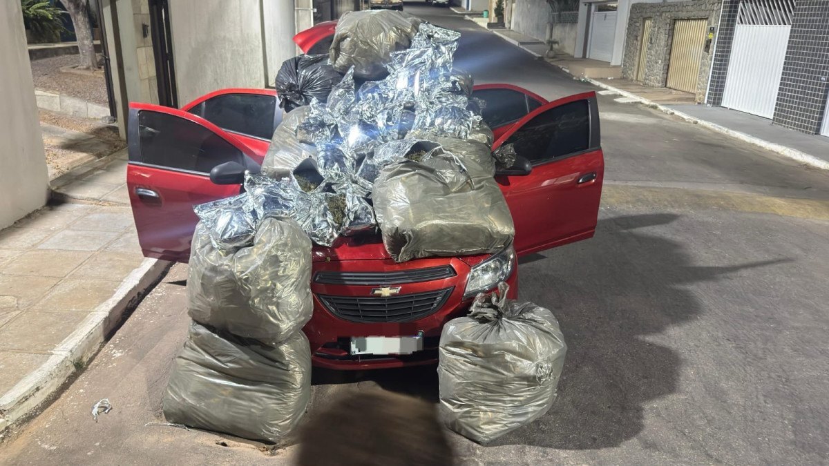 Carro foi abandonado com a droga. Motorista fugiu/Foto: Divulgação/PMPE