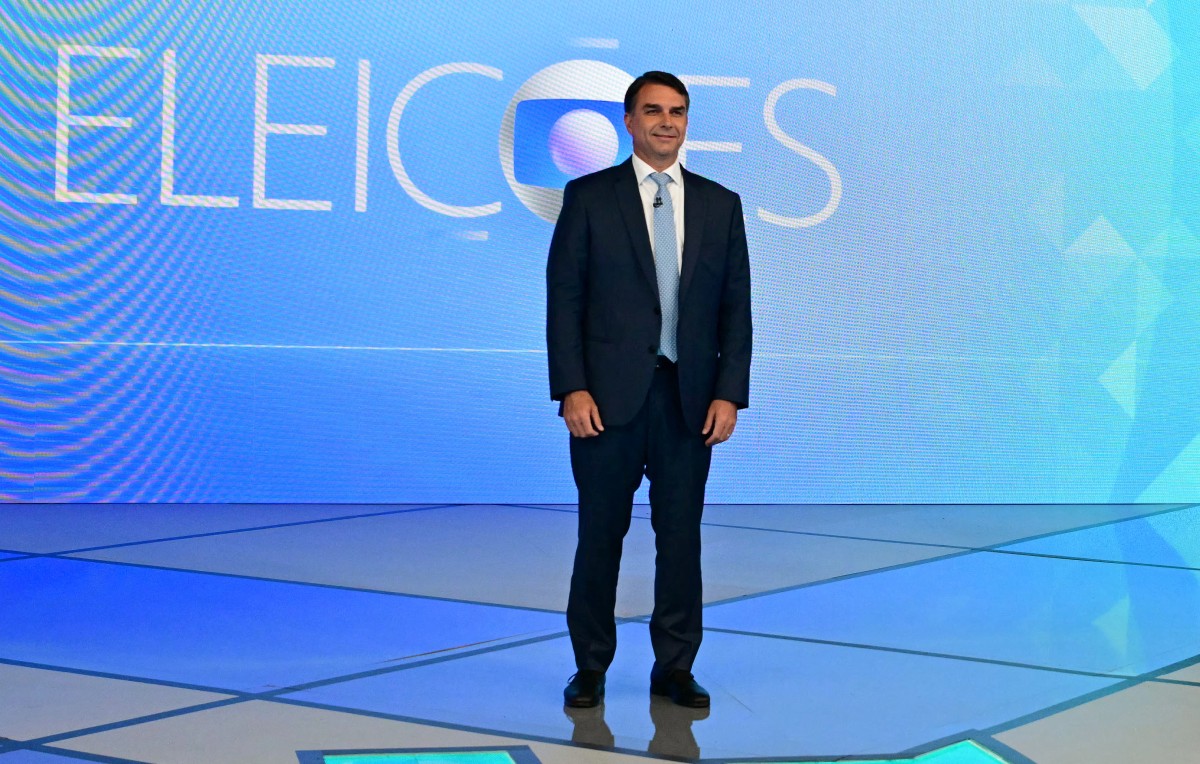 Flávio Bolsonaro no debate da TV Globo/PABLO PORCIUNCULA / AFP