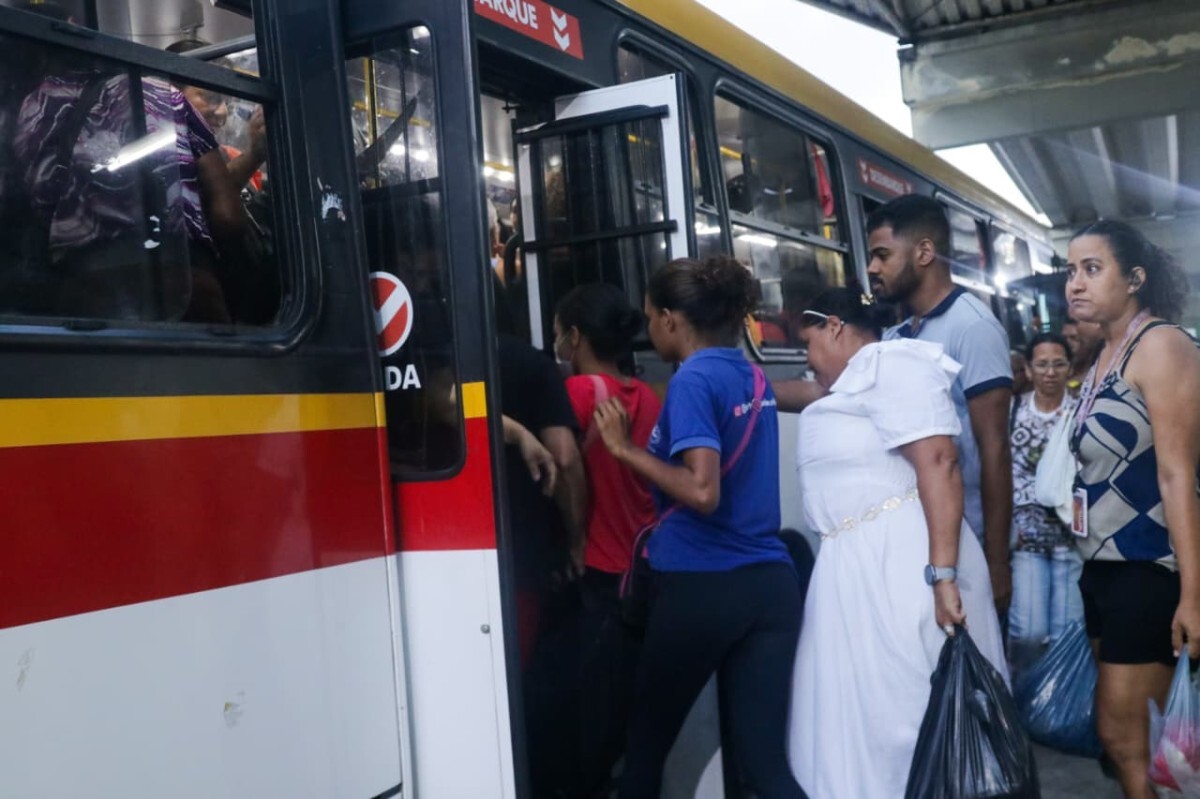 Ap&oacute;s den&uacute;ncias de falta de &ocirc;nibus, TRE nega pris&atilde;o de gestores e determina frota integral no Grande Recife - Foto: Weslly Gomes/DP Foto