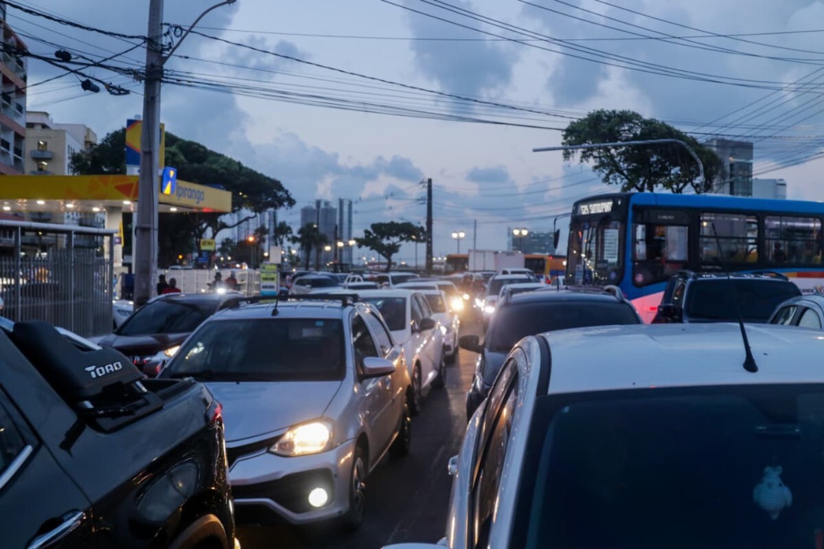 Tempo m&eacute;dio no tr&acirc;nsito do Recife aumenta e chega a 2h07 por dia, aponta pesquisa - Foto: Weslly Gomes/DP Foto