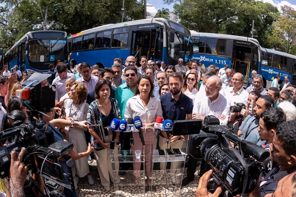 No Palácio do Campo das Princesas, Raquel Lyra destaca nova aquisição de frotas de ônibus climatizados para o Grande Recife/Foto: Rafael Vieira/DP Foto