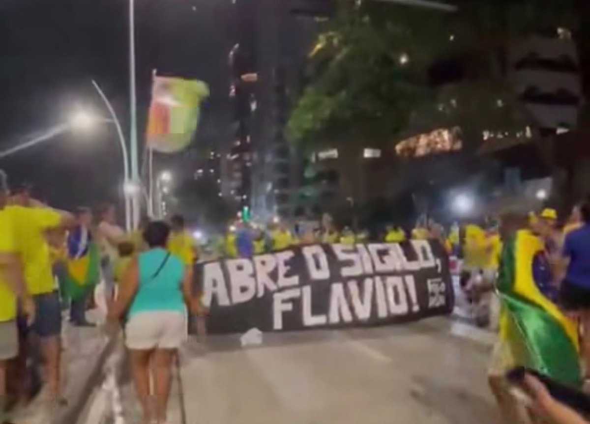 Coletivo denuncia agress&otilde;es ao exibir faixa sobre quebra de sigilo de Fl&aacute;vio em ato com Nikolas - Reprodu&ccedil;&atilde;o/Instagram