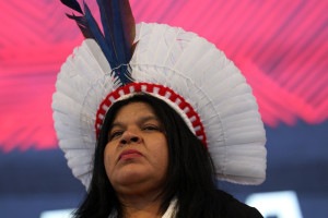 "&Eacute; um absurdo que, a poucas horas das elei&ccedil;&otilde;es, ainda estejamos discutindo como garantir que os povos ind&iacute;genas consigam chegar &agrave;s urnas!", declarou parlamentar
