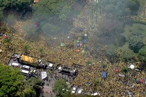 Apoiadores se concentram na Pra&ccedil;a da Liberdade, na regi&atilde;o Centro-Sul de Belo Horizonte