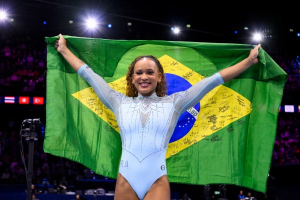 Rebeca se tornou a segunda ginasta a conquistar tr&ecirc;s t&iacute;tulos mundiais no salto e a primeira brasileira tricampe&atilde; mundial em uma mesma prova