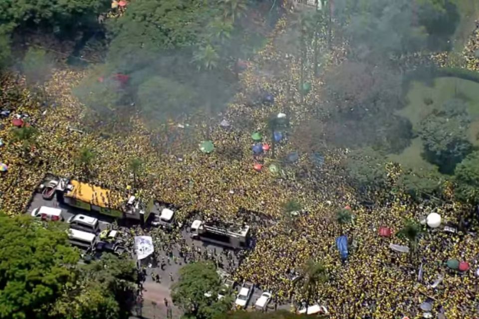 Apoiadores se concentram na Praça da Liberdade, na região Centro-Sul de Belo Horizonte/Foto: Reprodução/TV Globo