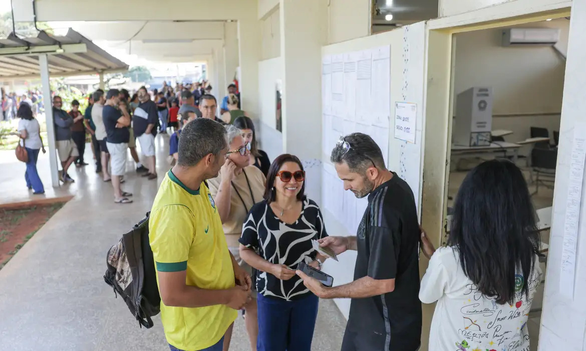 TSE orienta que, quem for trabalhar no próximo dia 25, combine de forma antecipada com o empregador um horário para ir até à sua seção/Foto: Joédson Alves/Agência Brasil