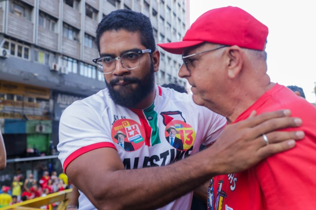 Deputado federal eleito Jones Manoel em ato no Recife (Foto: Weslly Gomes/DP Foto)