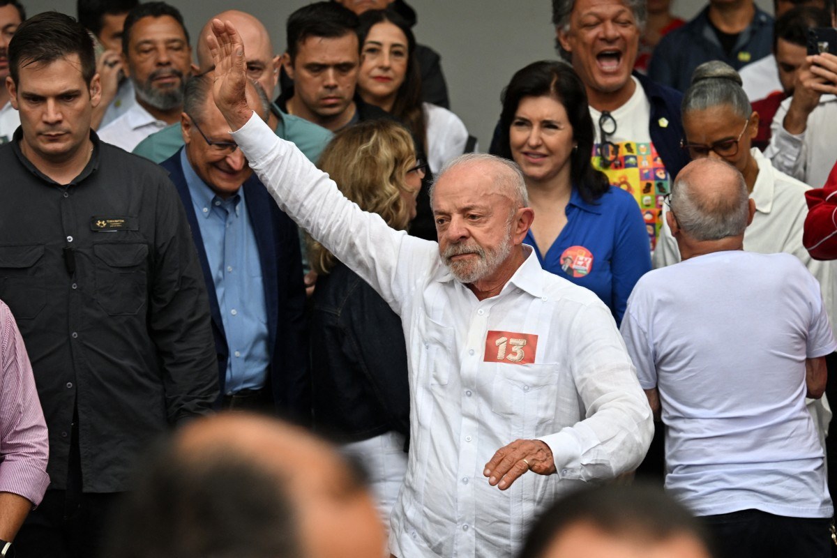 Lula cumprimenta apoiadores em frente ao local de votação, em São Bernardo do Campo, neste domingo/Foto: JUAN BARRETO / AFP