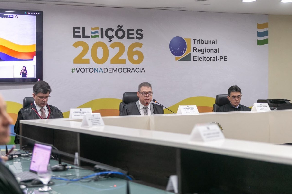 Em Pernambuco, o TRE-PE informou que as urnas que permanecem em funcionamento deverão seguir o novo horário, enquanto aquelas cujo processo de encerramento já foi concluído não poderão ser reativadas/Foto: Rafael Vieira/DP Foto
