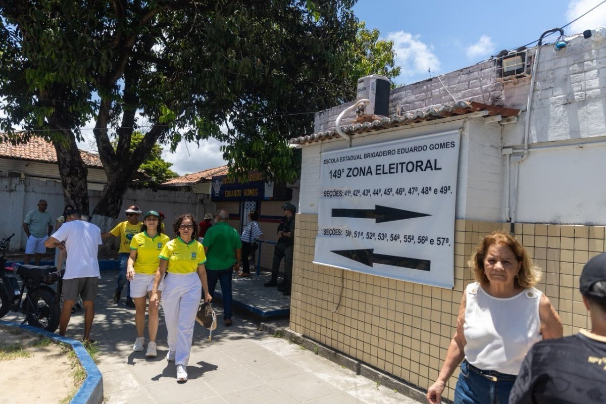 Seção eleitoral no Recife neste domingo (25)/Karol Rodrigues/DP Foto