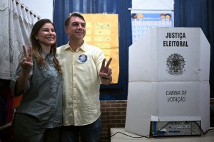 Fl&aacute;vio Bolsonaro votou acompanhado da mulher, Fernanda Bolsonaro