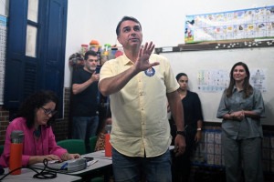 Fl&aacute;vio Bolsonaro votou por volta das 8h20 na Escola Municipal Bar&atilde;o Homem de Mello, em Vila Isabel, na zona norte do Rio