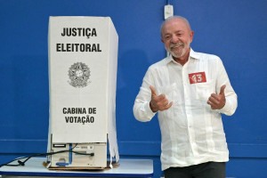 Lula vota em em S&atilde;o Bernardo do Campo, no ABC paulista