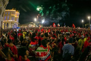 Marco Zero repleto de apoiadores de Lula na noite deste domingo (25), para comemorar a reelei&ccedil;&atilde;o do presidente