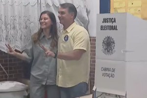 Fl&aacute;vio Bolsonaro (PL) votou na Escola Municipal Bar&atilde;o Homem de Mello, na Vila Isabel, Rio de Janeiro