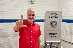 "O povo brasileiro sabe o que est&aacute; em jogo", afirma senador