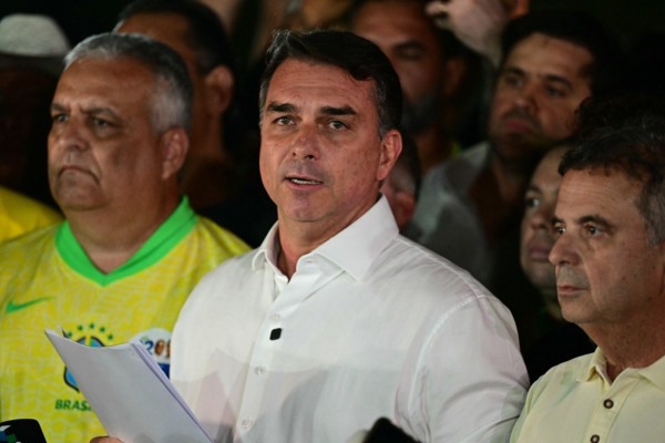 Fl&aacute;vio Bolsonaro (PL) em declara&ccedil;&atilde;o &agrave; imprensa ap&oacute;s o resultado das elei&ccedil;&otilde;es