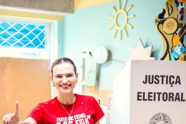 Senadora eleita por Pernambuco votou na manhã deste domingo (25)/Foto: Crysli Viana