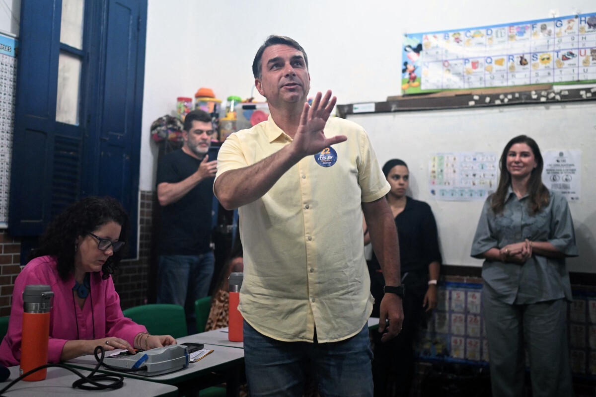 Fl&aacute;vio Bolsonaro pede que eleitores compare&ccedil;am &agrave;s urnas, fa&ccedil;a chuva ou fa&ccedil;a sol - MAURO PIMENTEL/AFP