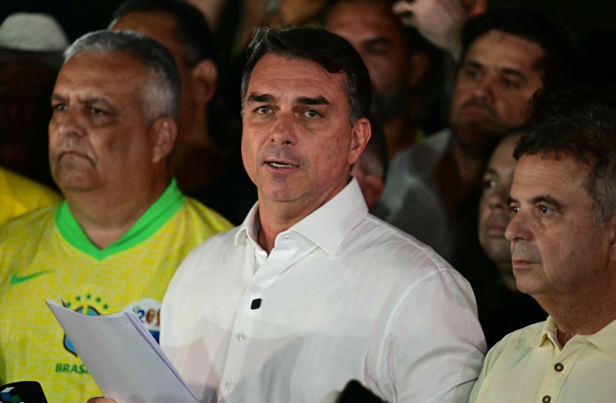 Fl&aacute;vio Bolsonaro diz que vai pedir anula&ccedil;&atilde;o das elei&ccedil;&otilde;es: "Imposs&iacute;vel reconhecer o resultado" - PABLO PORCIUNCULA / AFP