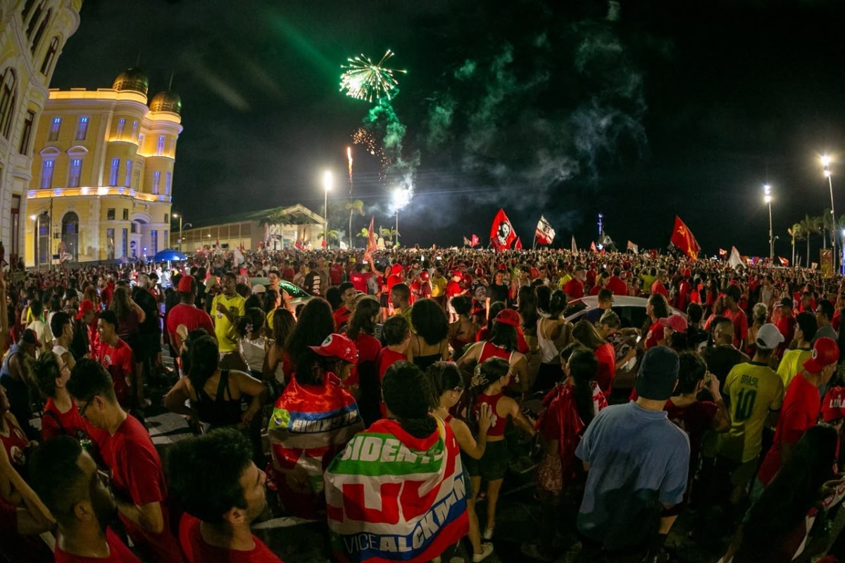 Apoiadores de Lula comemoram reelei&ccedil;&atilde;o no Centro do Recife - Foto: Rafael Vieira/DP Foto