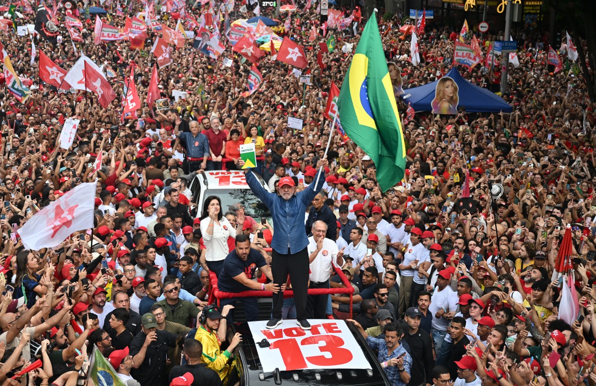 Lula &eacute; reeleito presidente do Brasil ap&oacute;s virada hist&oacute;rica sobre Fl&aacute;vio Bolsonaro, projeta Datafolha - Foto: Juan Barreto/AFP