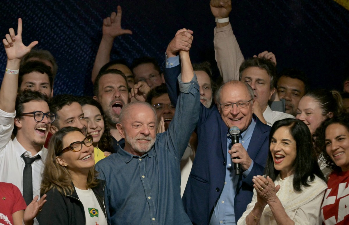 O presidente reeleito Luiz Inácio Lula da Silva (PT) durante discurso após o resultado das eleições/Miguel SCHINCARIOL / AFP