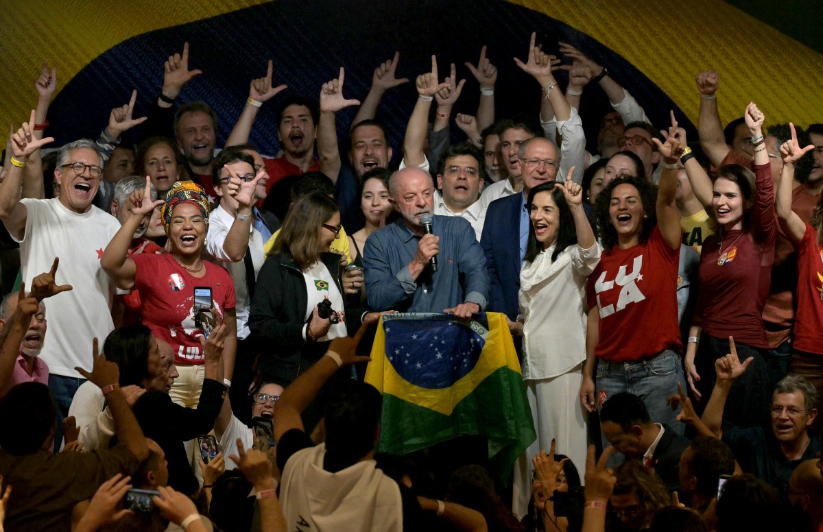 O presidente reeleito Luiz Inácio Lula da Silva (PT) durante discurso após o resultado das eleições/Miguel SCHINCARIOL / AFP