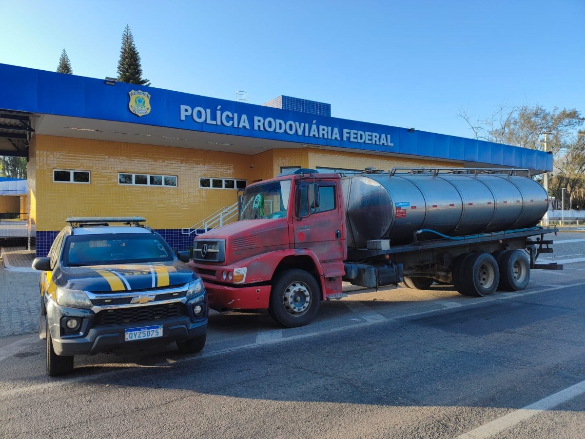 Caminh&atilde;o tanque furtado &eacute; recuperado pela PRF na BR-424, em Garanhuns - Foto: Divulga&ccedil;&atilde;o/PRF