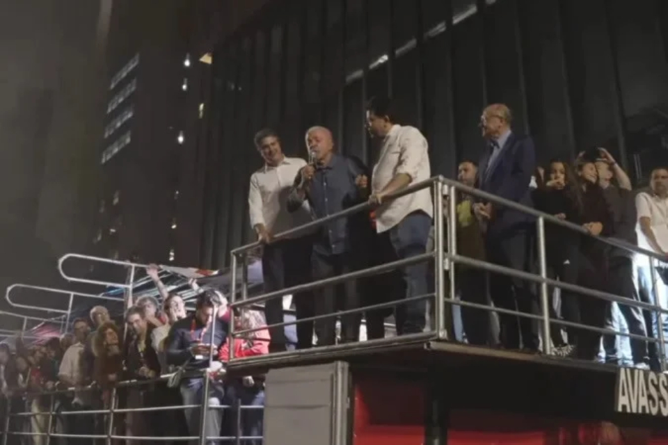 Presidente reeleito Luiz Inácio Lula da Silva (PT) e apoiadores /Reprodução/Youtube LulaOficial