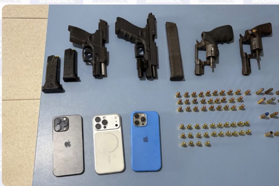 Quatro armas de fogo, munições de diferentes calibres, carregadores e três aparelhos celulares foram apreendidos/Foto: Divulgação/PMPE