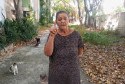 A idosa Lana Lessa, 63, promove rifas e produz artesanatos para alimentar os animais - Reprodu&ccedil;&atilde;o/Redes sociais