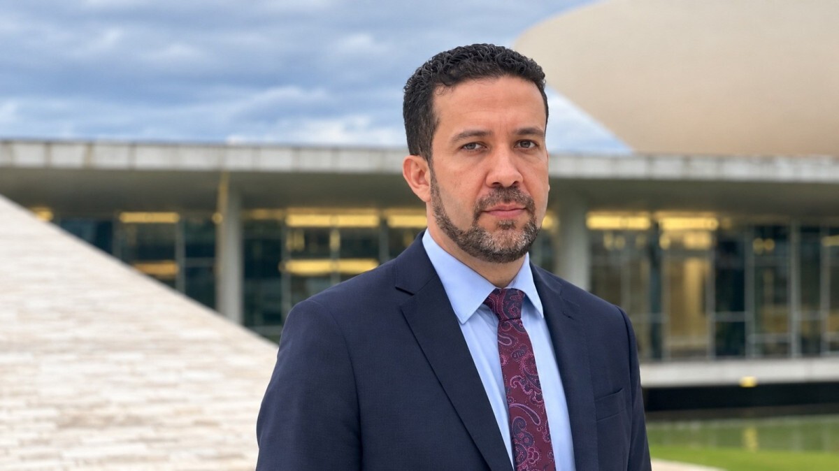 Janones ironizou que Flávio será preso e fará companhia ao pai /Divulgação