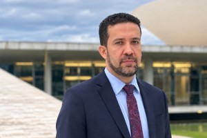 Janones ironizou que Fl&aacute;vio ser&aacute; preso e far&aacute; companhia ao pai 