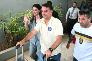 Ap&oacute;s o resultado do segundo turno, o senador Fl&aacute;vio Bolsonaro deixou o pa&iacute;s rumo aos Estados Unidos.