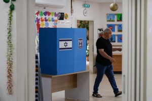 Membro da comunidade drusa deposita seu voto em uma se&ccedil;&atilde;o eleitoral na vila drusa de Ein Qiniye, nas Colinas de Gol&atilde;, territ&oacute;rio anexado por Israel