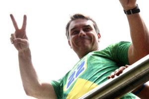 Fl&aacute;vio Bolsonaro sorri na despedida da campanha, em BH