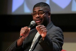Isaiah Martin &eacute; um comentarista pol&iacute;tico democrata americano que ganhou proje&ccedil;&atilde;o nas redes sociais por confrontar apoiadores de Trump e do movimento MAGA