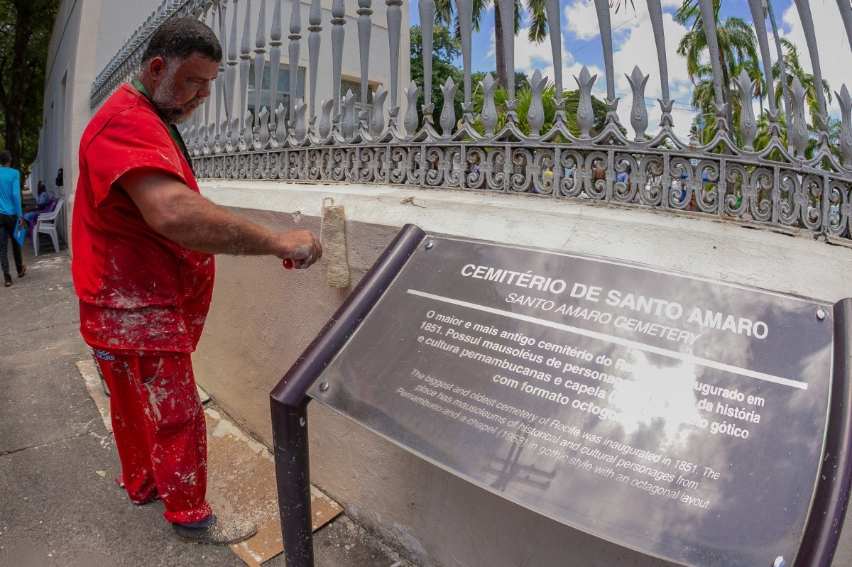 Cemitério de Santo Amaro recebe manutenção para o Dia de Finados /Foto: Rafael Vieira/DP Foto
