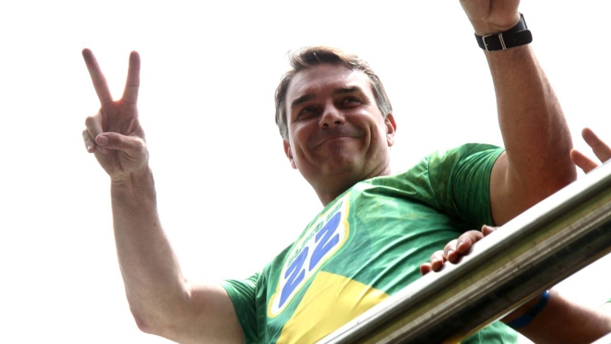 Flávio Bolsonaro sorri na despedida da campanha, em BH/Jair Amaral/EM/D.A Press