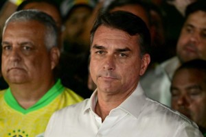 Para aliados, movimento do ex-presidenci&aacute;vel &eacute; um ex&iacute;lio estrat&eacute;gico