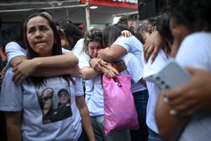 Parentes de pessoas mortas durante a "Opera&ccedil;&atilde;o Conten&ccedil;&atilde;o" reagem durante uma manifesta&ccedil;&atilde;o que marca o primeiro anivers&aacute;rio da opera&ccedil;&atilde;o