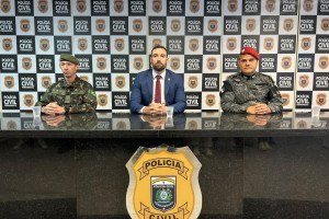 Fuzil do Ex&eacute;rcito &eacute; encontrado desmontado em duas mochilas no Pina, no Recife