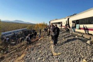 Colis&atilde;o entre trens de alta velocidade na Espanha deixa ao menos 30 mortos 