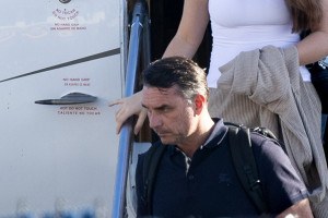 Fl&aacute;vio deixou o pa&iacute;s menos de 24 horas depois de afirmar, nas redes sociais, que permaneceria no Brasil para liderar a oposi&ccedil;&atilde;o ao governo